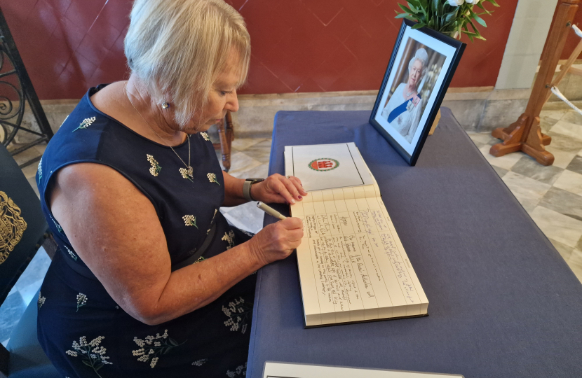 Sheryll Murray MP signs book of Condolence