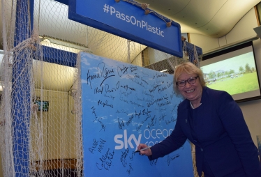 Sheryll Murray MP signs the pledge in parliament 