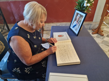 Sheryll Murray MP signs book of Condolence